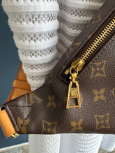 Lade das Bild in den Galerie-Viewer, LOUIS VUITTON BUMBAG
