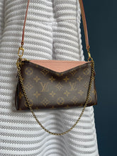 Lade das Bild in den Galerie-Viewer, LOUIS VUITTON PALLAS CLUTCH
