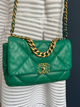 Lade das Bild in den Galerie-Viewer, CHANEL 19 SMALL
