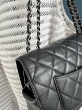 Lade das Bild in den Galerie-Viewer, CHANEL CLASSIC FLAP SMALL / BEUTEL
