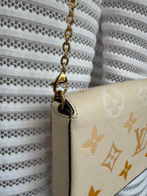 Lade das Bild in den Galerie-Viewer, LOUIS VUITTON FÉLICIE BY THE POOL
