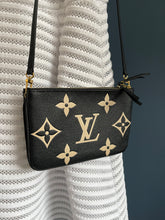 Lade das Bild in den Galerie-Viewer, LOUIS VUITTON BICOLOR DOUBLE ZIP POCHETTE
