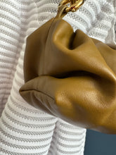 Lade das Bild in den Galerie-Viewer, BOTTEGA VENETA CHAIN POUCH
