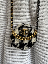 Lade das Bild in den Galerie-Viewer, CHANEL 19 TWEED ROUND CLUTCH
