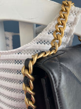 Lade das Bild in den Galerie-Viewer, CHANEL 19 WALLET ON CHAIN
