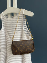 Lade das Bild in den Galerie-Viewer, LOUIS VUITTON MULTI POCHETTE
