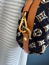 Lade das Bild in den Galerie-Viewer, LOUIS VUITTON BULLES MM
