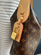 Lade das Bild in den Galerie-Viewer, LOUIS VUITTON SLOUCHY MM
