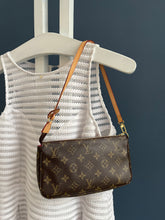 Lade das Bild in den Galerie-Viewer, LOUIS VUITTON POCHETTE ACCESSOIRES
