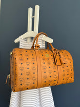 Lade das Bild in den Galerie-Viewer, MCM OTTOMAR WEEKENDER
