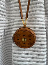 Lade das Bild in den Galerie-Viewer, MCM ROUND COIN POUCH

