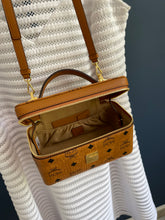 Lade das Bild in den Galerie-Viewer, MCM KOSMETIK CROSSBODYBAG
