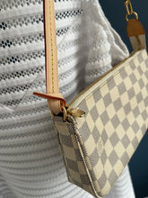 Lade das Bild in den Galerie-Viewer, LOUIS VUITTON POCHETTE ACCESSOIRES AZUR DAMIER
