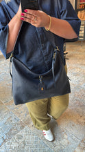 Lade das Bild in den Galerie-Viewer, LOUIS VUITTON CARRYALL MM NAVY
