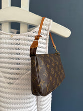 Lade das Bild in den Galerie-Viewer, LOUIS VUITTON POCHETTE ACCESSOIRES
