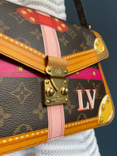 Lade das Bild in den Galerie-Viewer, LOUIS VUITTON MÉTIS SUMMER TRUNK
