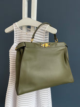 Lade das Bild in den Galerie-Viewer, FENDI PEEKABOO LARGE
