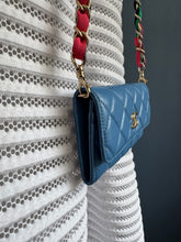 Lade das Bild in den Galerie-Viewer, CHANEL RIBBON LONG WOC
