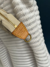 Lade das Bild in den Galerie-Viewer, LOUIS VUITTON POCHETTE ACCESSOIRES AZUR DAMIER
