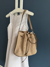 Lade das Bild in den Galerie-Viewer, LOUIS VUITTON GIROLATA GALET MAHINA
