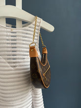 Lade das Bild in den Galerie-Viewer, LOUIS VUITTON LOOP PM
