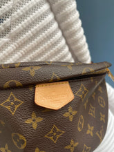 Lade das Bild in den Galerie-Viewer, LOUIS VUITTON BUMBAG
