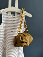 Lade das Bild in den Galerie-Viewer, BOTTEGA VENETA CHAIN POUCH
