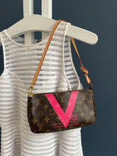 Lade das Bild in den Galerie-Viewer, LOUIS VUITTON POCHETTE ACCESSOIRES
