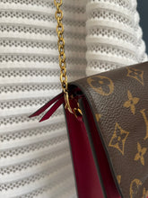 Lade das Bild in den Galerie-Viewer, LOUIS VUITTON FLORE CHAIN WALLET
