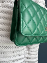 Lade das Bild in den Galerie-Viewer, CHANEL WOC

