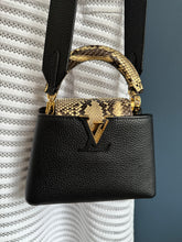 Lade das Bild in den Galerie-Viewer, LOUIS VUITTON MINI CAPUCINES PYTHON
