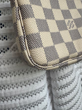 Lade das Bild in den Galerie-Viewer, LOUIS VUITTON MINI POCHETTE
