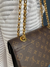 Lade das Bild in den Galerie-Viewer, LOUIS VUITTON VICTOIRE
