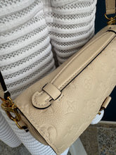 Lade das Bild in den Galerie-Viewer, LOUIS VUITTON MÉTIS CRÉME EMPREINTE
