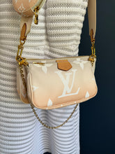 Lade das Bild in den Galerie-Viewer, LOUIS VUITTON MULTI POCHETTE BY THE POOL
