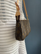 Lade das Bild in den Galerie-Viewer, LOUIS VUITTON POCHETTE ACCESSOIRES
