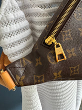 Lade das Bild in den Galerie-Viewer, LOUIS VUITTON BUMBAG
