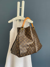 Lade das Bild in den Galerie-Viewer, LOUIS VUITTON ARTSY GM
