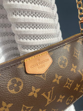Lade das Bild in den Galerie-Viewer, LOUIS VUITTON POCHETTE
