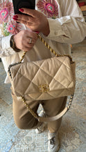 Lade das Bild in den Galerie-Viewer, CHANEL 19
