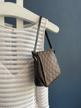 Lade das Bild in den Galerie-Viewer, LOUIS VUITTON TROUSSE MAKE UP
