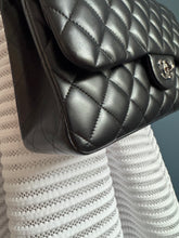 Lade das Bild in den Galerie-Viewer, CHANEL DOUBLE FLAP JUMBO
