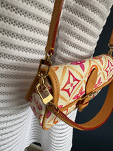Lade das Bild in den Galerie-Viewer, LOUIS VUITTON NANO DIANE BY THE POOL CORAL
