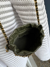 Lade das Bild in den Galerie-Viewer, CHANEL22 MINI BUCKET
