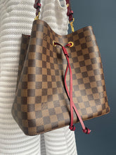 Lade das Bild in den Galerie-Viewer, LOUIS VUITTON NÉONOÉ MM CHERRY
