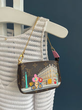 Lade das Bild in den Galerie-Viewer, LOUIS VUITTON MINI POCHETTE LIMITED EDITION
