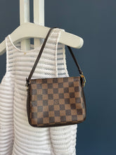 Lade das Bild in den Galerie-Viewer, LOUIS VUITTON TROUSSE MAKE UP
