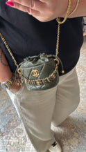 Lade das Bild in den Galerie-Viewer, CHANEL22 MINI BUCKET
