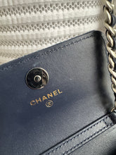 Lade das Bild in den Galerie-Viewer, CHANEL 19 WOC
