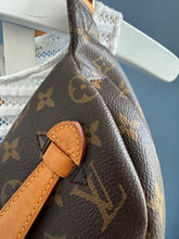 Lade das Bild in den Galerie-Viewer, LOUIS VUITTON BUMBAG
